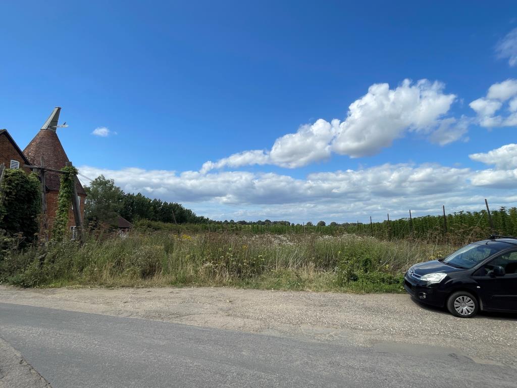 Lot: 169 - FREEHOLD PARCEL OF LAND - View of land from road side